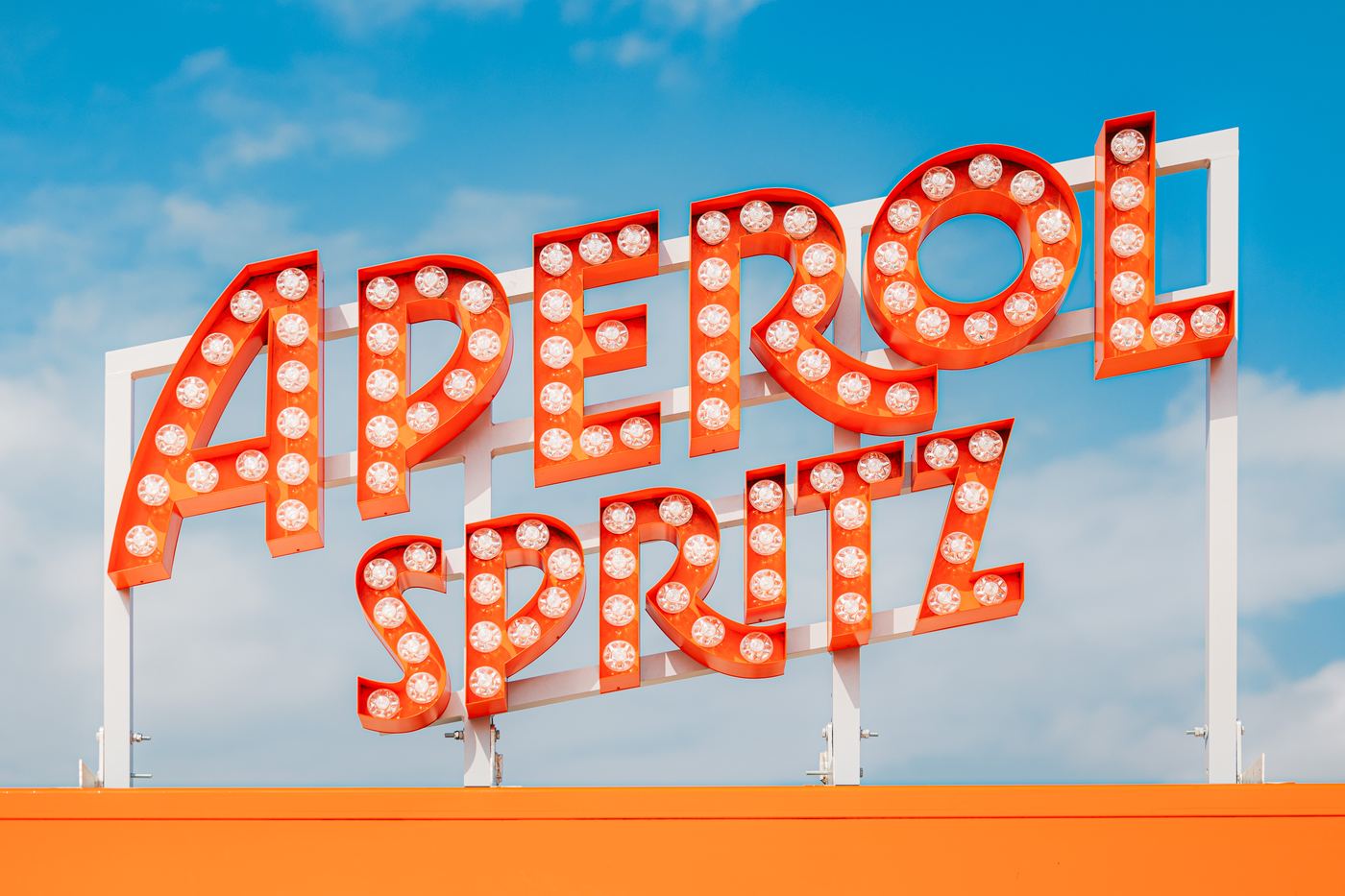 Aperol-Spritz-Leuchtschrift (Foto: Per Jacob Blut)