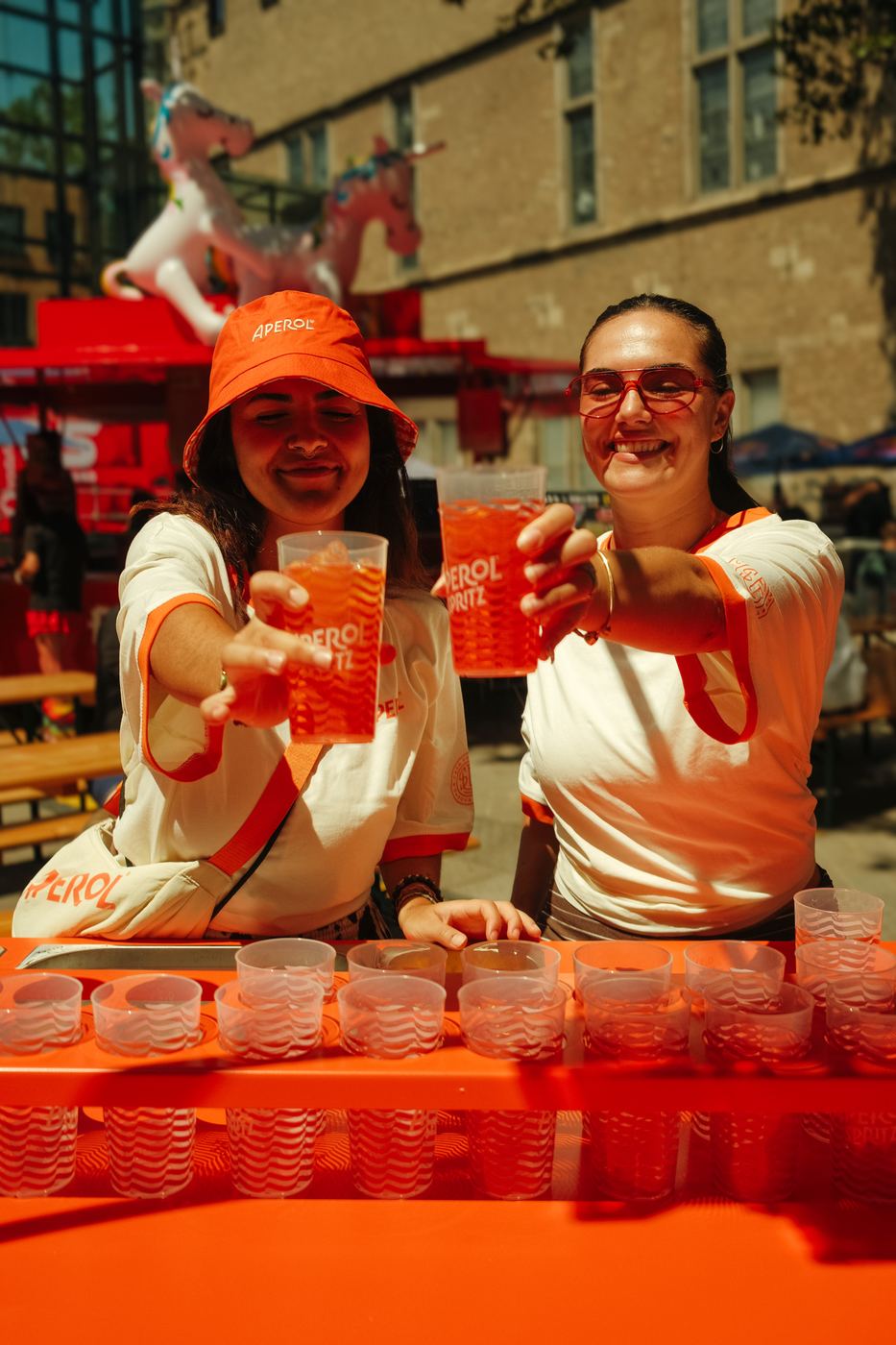 Anstoßen am Aperol On Tap Wagen