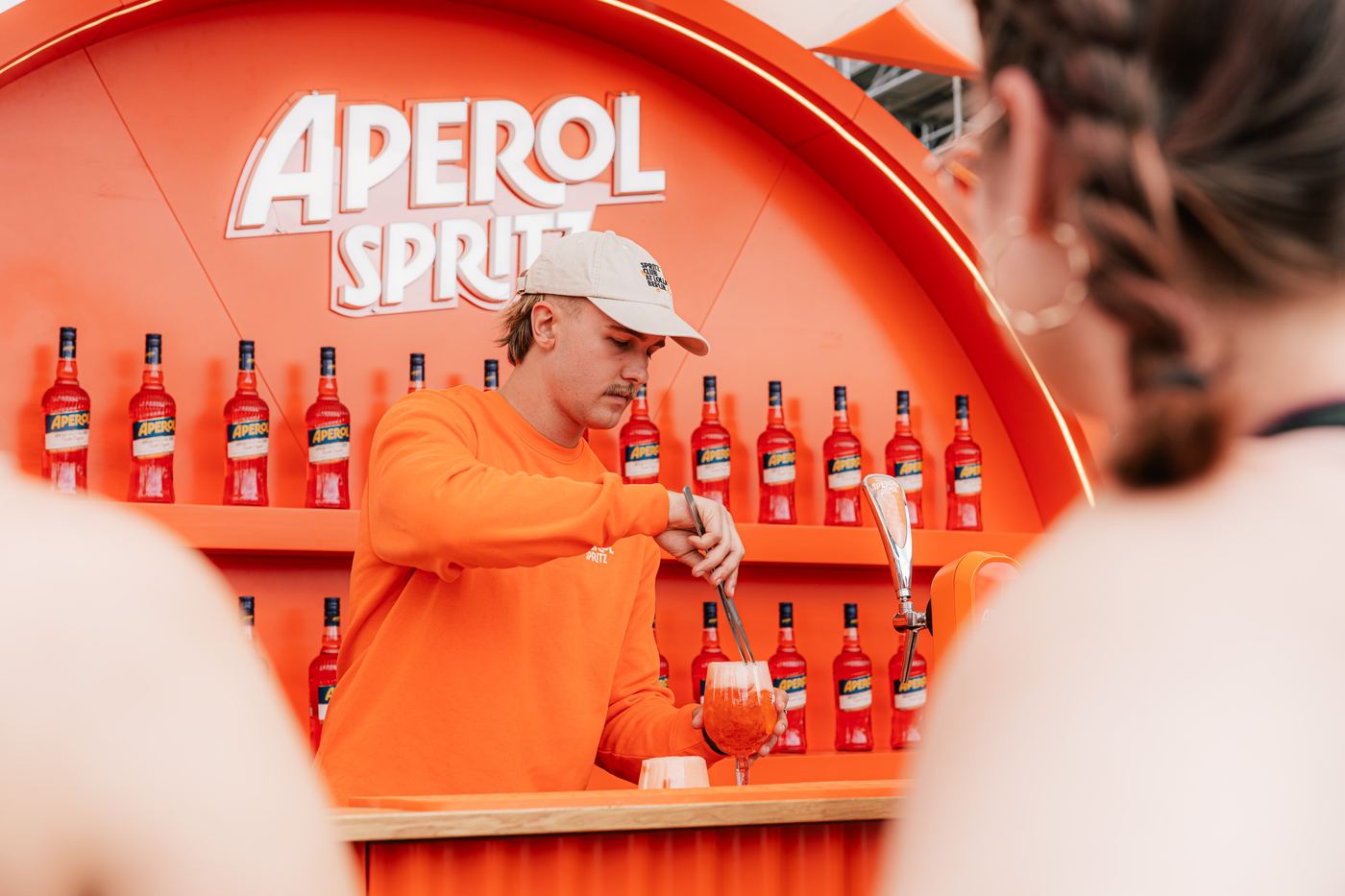 Barkeeper an der Aperol-Bar (Foto: Per Jacob Blut)