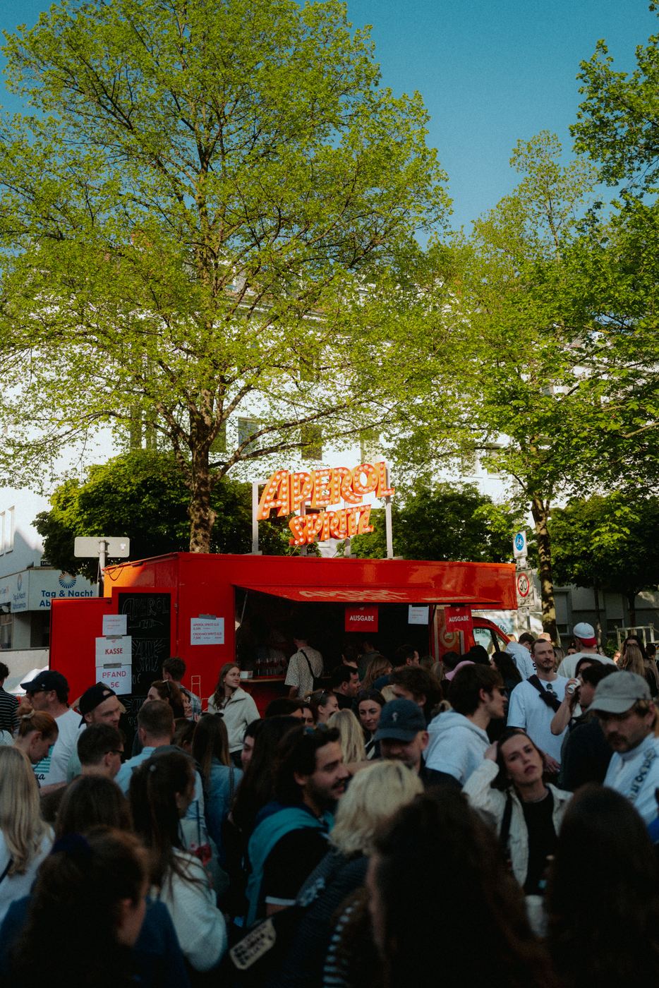 Aperol Truck zwischen den Bäumen in Köln-Sülz