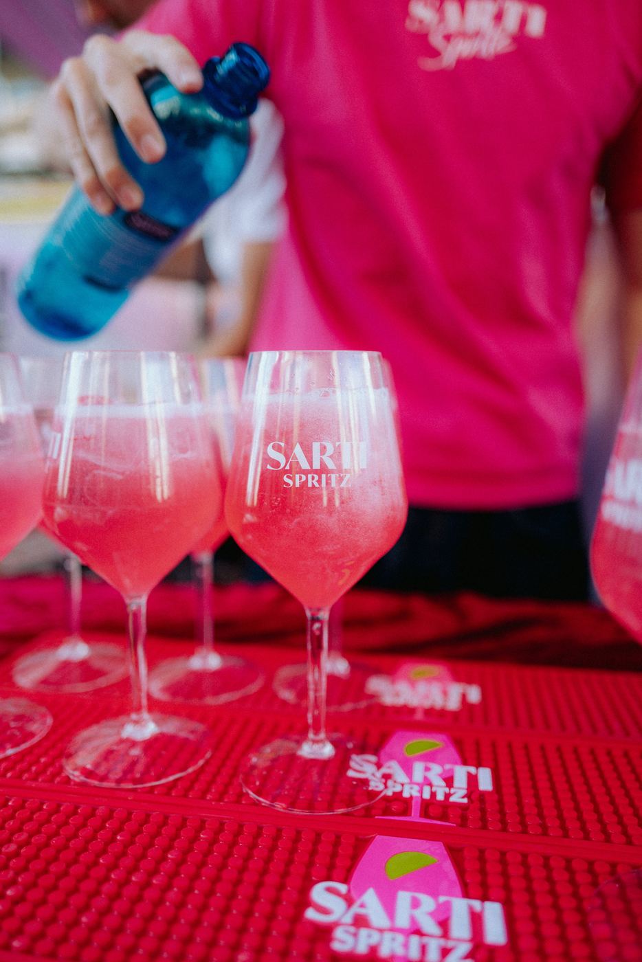 Sarti Spritz wird mit Soda aufgefüllt