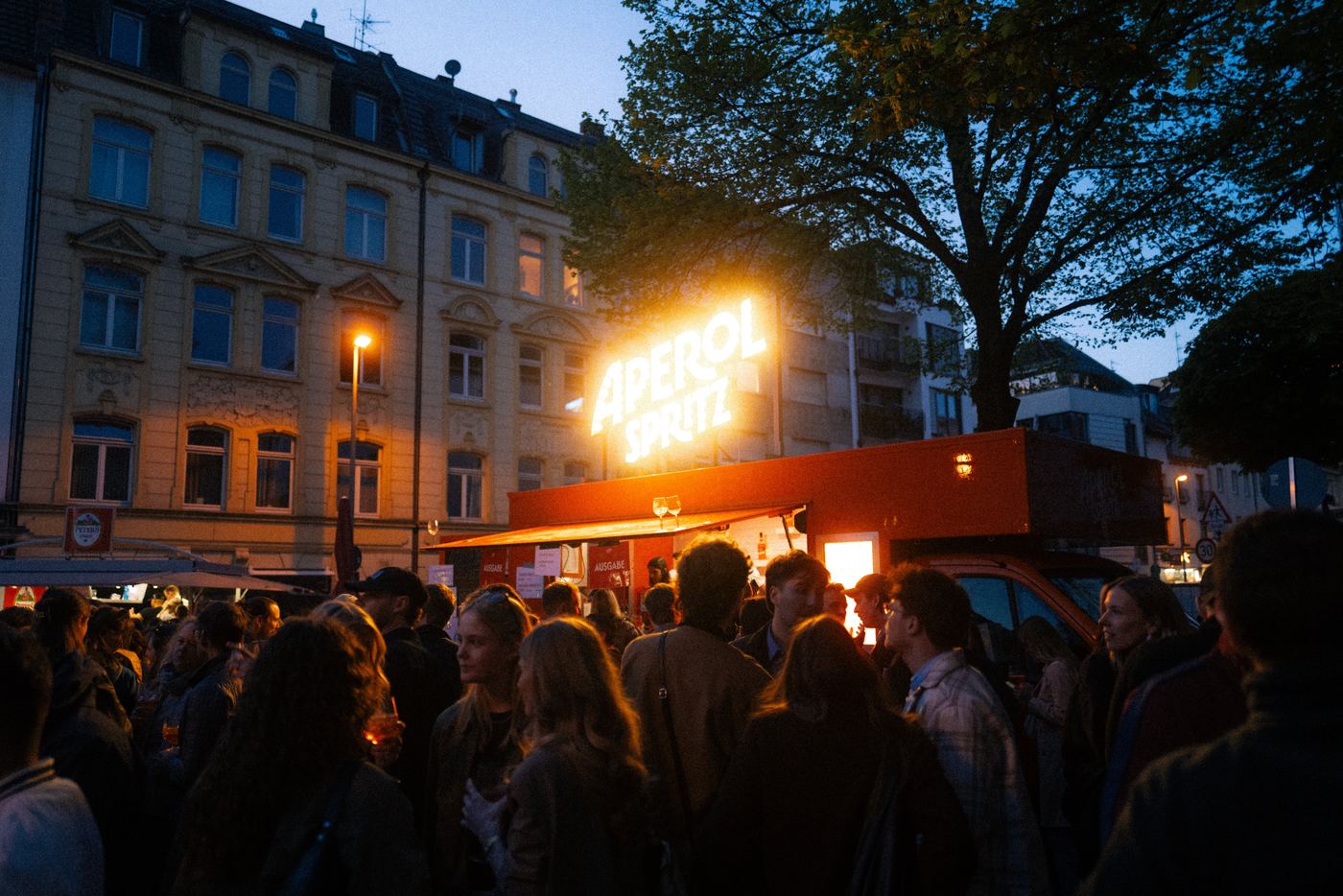 Aperol Truck in der Abenddämmerung