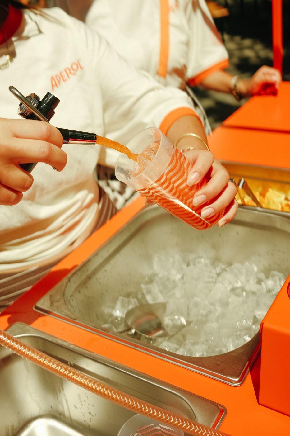 Zapfen am Aperol On Tap Wagen