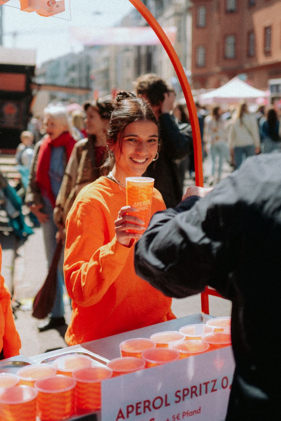 Gast mit Aperol Spritz am On Tap Wagen