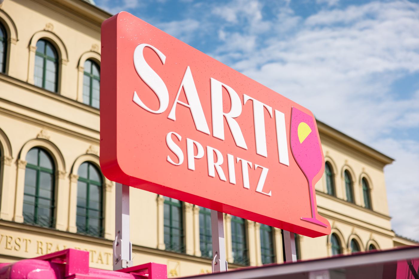 Sarti-Spritz-Schild auf dem Truck