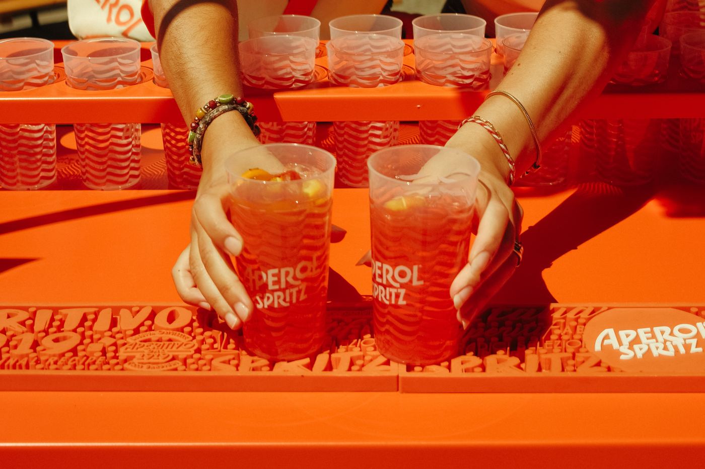 Zwei Aperol Spritz auf der Bar