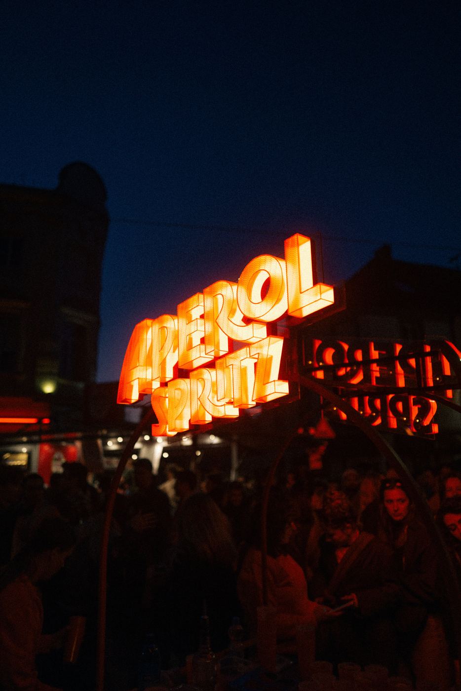 Aperol-Leuchtschrift bei Nacht