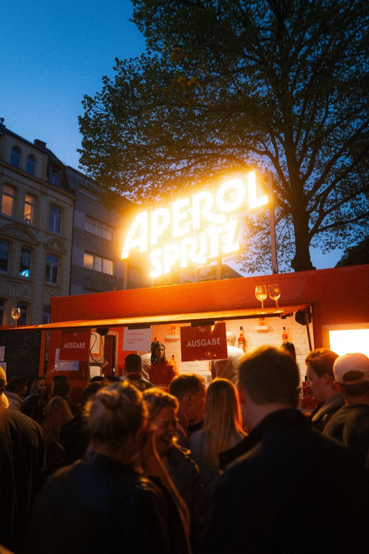 Aperol-Stand am Abend beim Bunt im Carrée