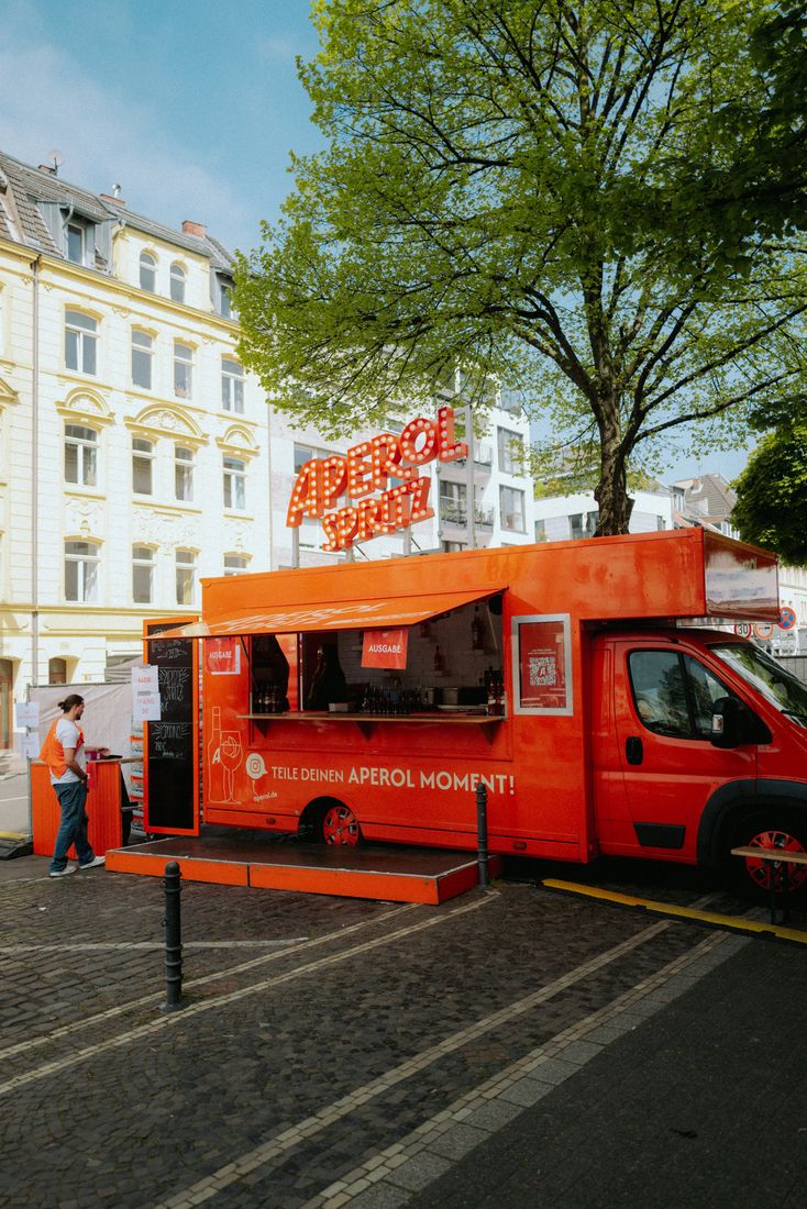 Aperol Truck vor dem Start des Straßenfests