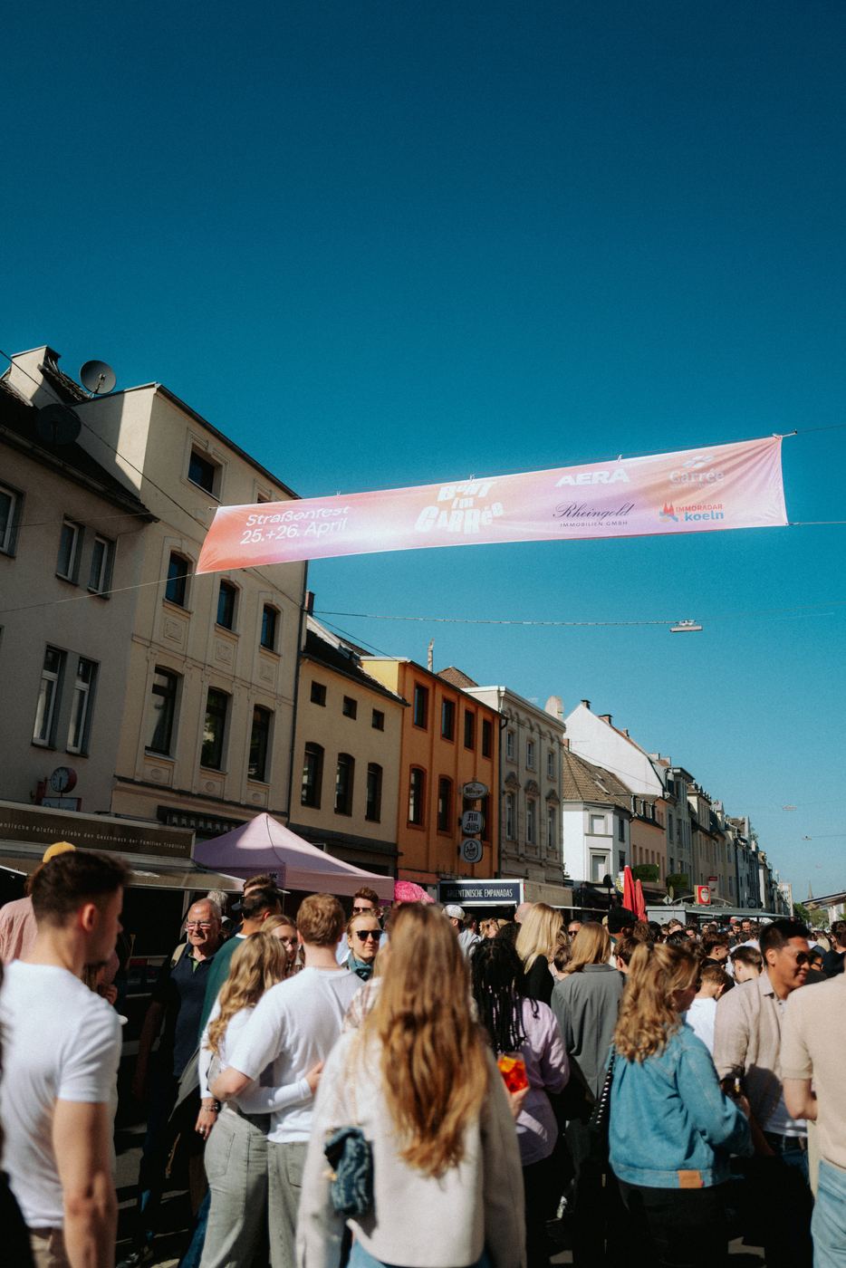 Banner des Straßenfests Bunt im Carrée über der Straße