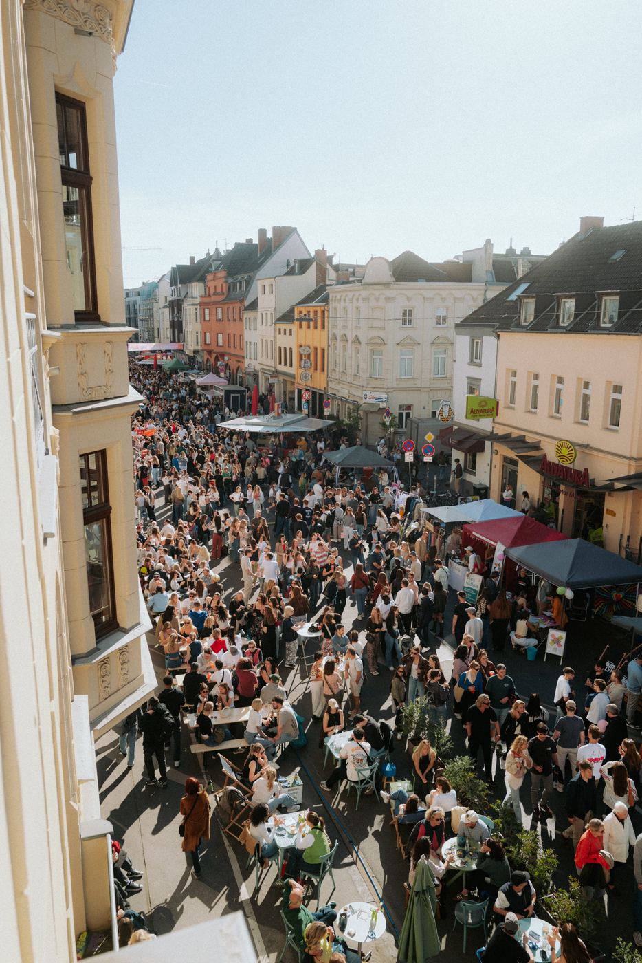 Volle Straße mit Ständen und Tischen