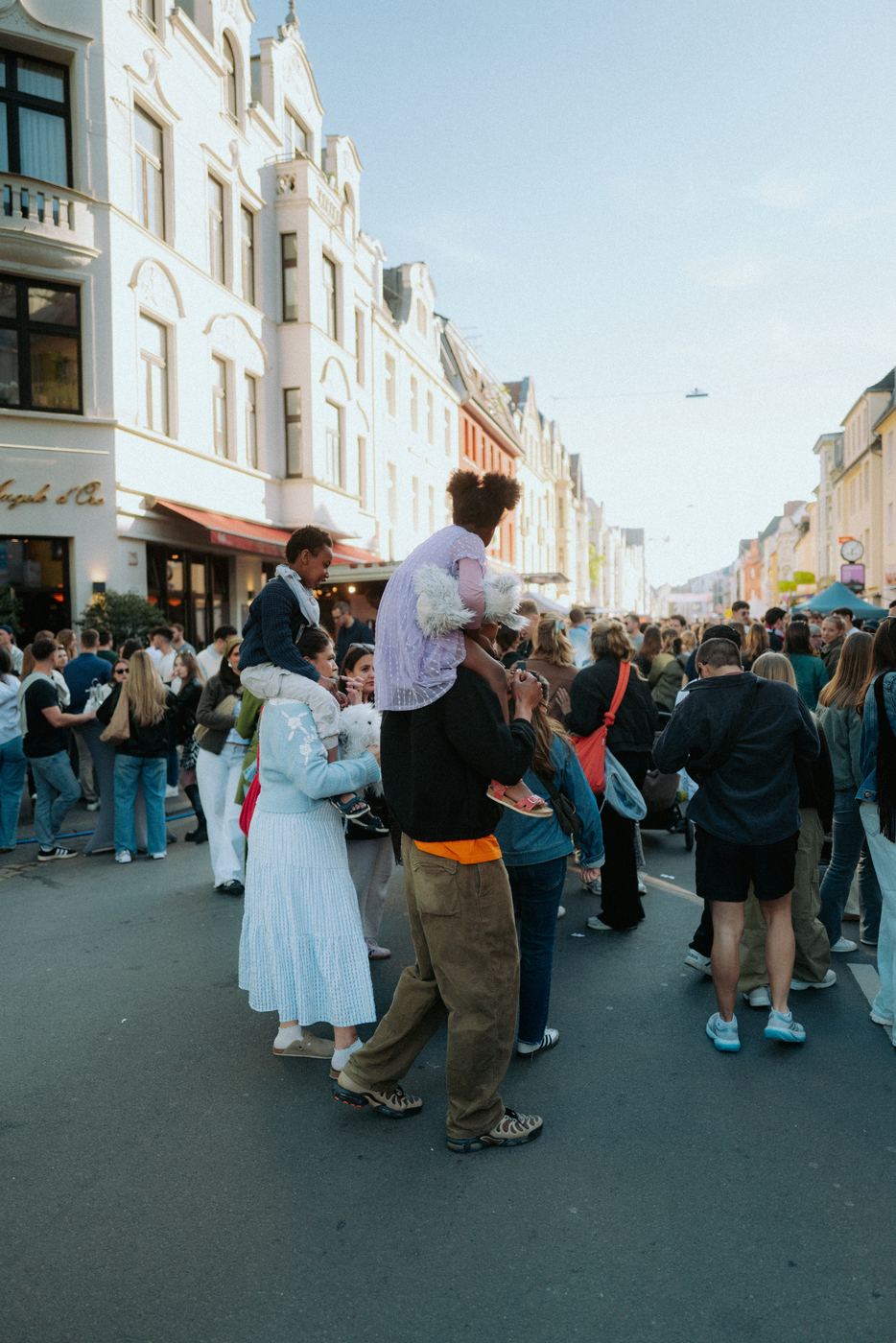 Familie mit Kindern auf den Schultern
