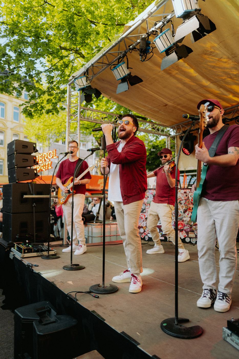 Band auf der Bühne am Nachmittag