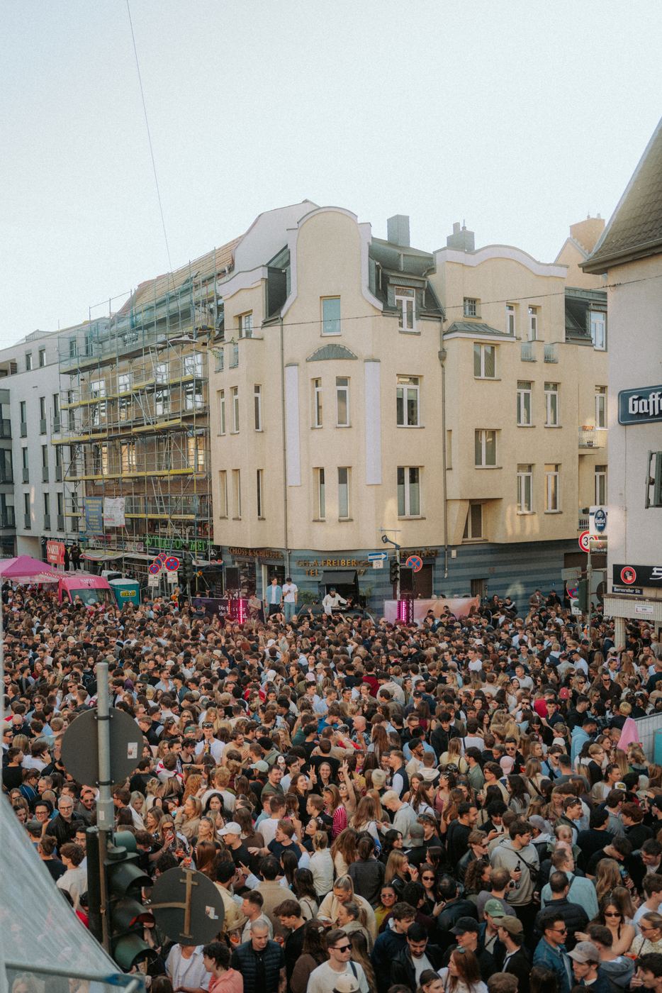 Volle Kreuzung beim Straßenfest am Abend