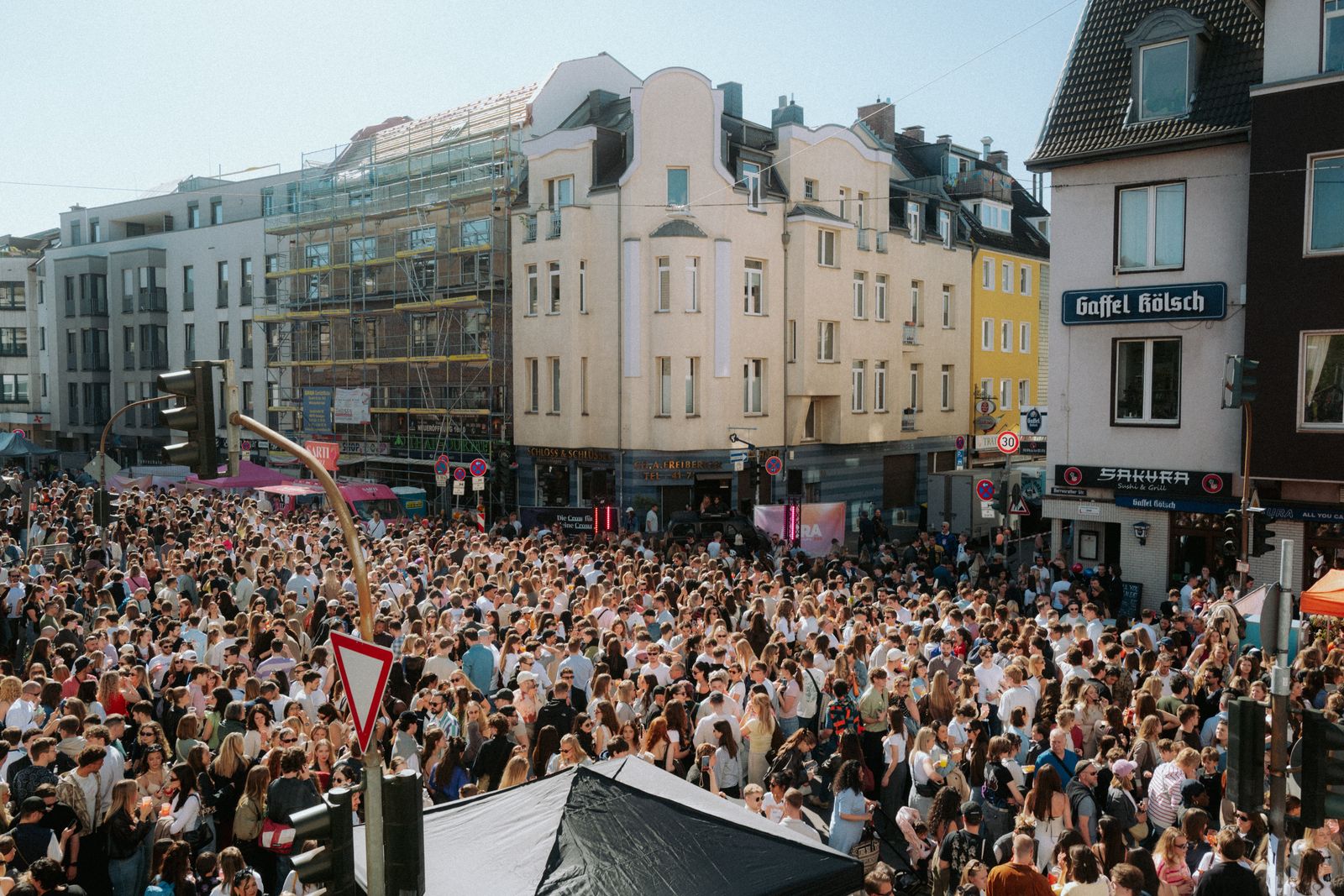 Tausende Gäste feiern beim Straßenfest Bunt im Carrée in Köln-Sülz