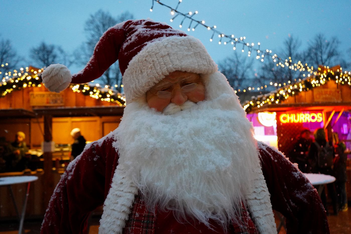 Weihnachtsmann im Schneetreiben