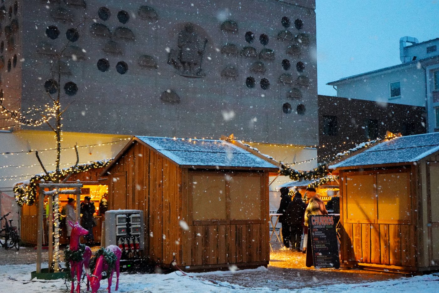 Holzhütten des Weihnachtsdorfs im Schnee