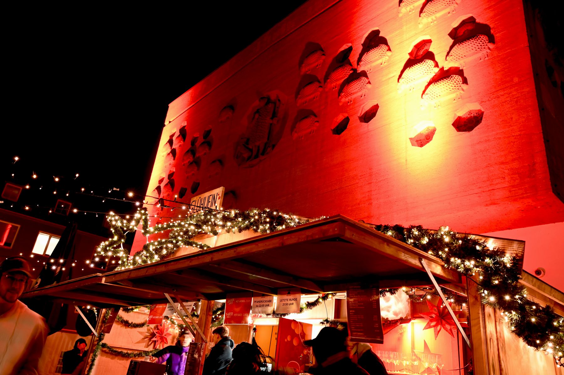 Beleuchtete Glühweinhütte im Sülzer Weihnachtsdorf bei Nacht