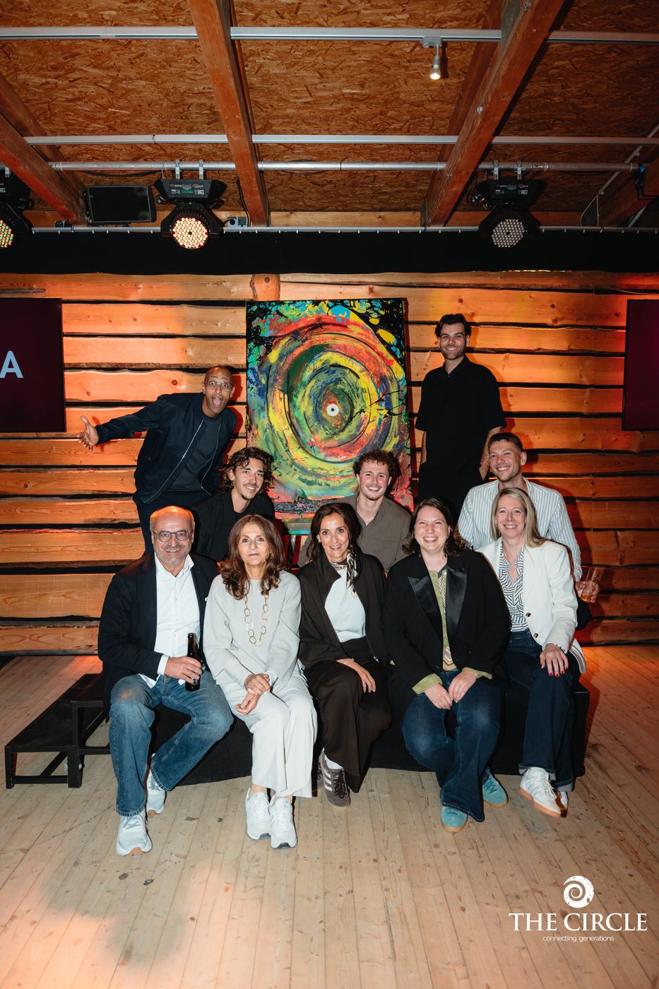 Gruppenfoto vor dem Live-Painting-Kunstwerk
